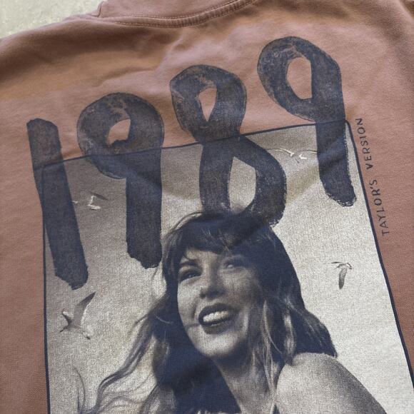 Taylor Swift 1989 Taylor’s Version Pink Crewneck Sz Medium Crew Neck Sweatshirt - Picture 3 of 9